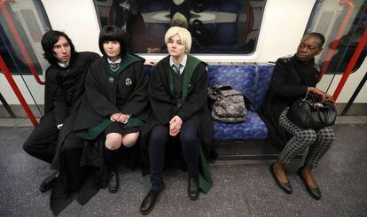 Fãs de Harry Potter no metrô de Londres, em 10 de março.