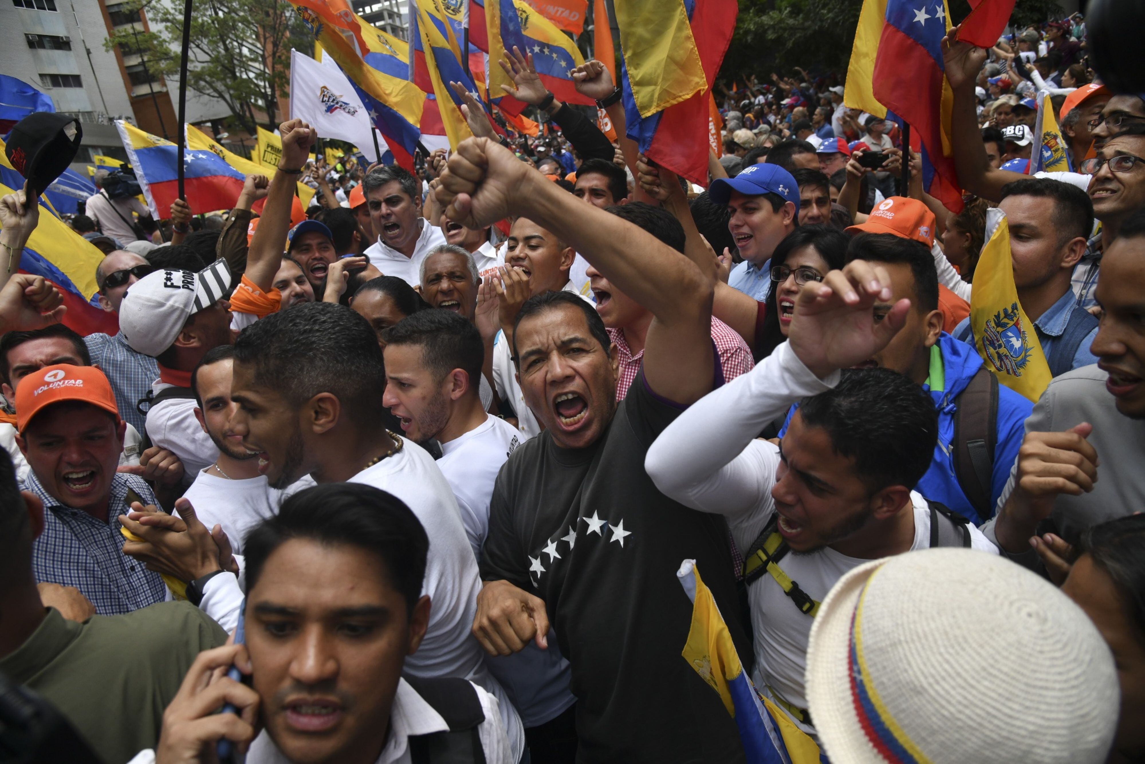 Manifestantes gritam slogans durante um protesto contra o presidente Nicolás Maduro e seu Governo em Caracas, Venezuela, na terça-feira, 10 de março de 2020.