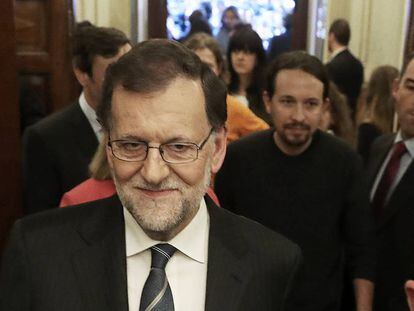 Mariano Rajoy num corredor do Congresso, em 26 de outubro. Atrás dele, Pablo Iglesias.