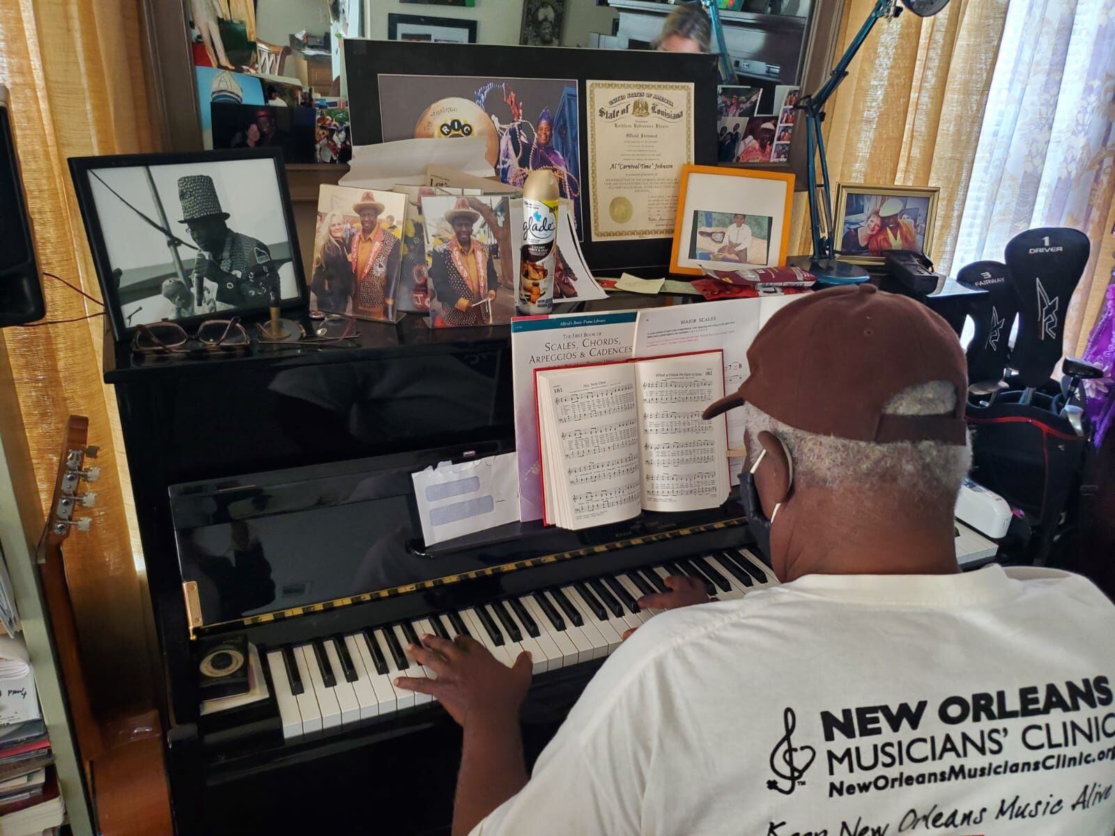 O músico Al 'Carnival Time' Johnson, de 81 anos, tocando piano em sua casa, na Vila dos Músicos, em Nova Orleans. 