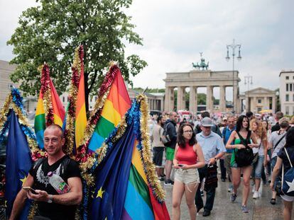 O Stonewall Inn, o bar de Nova York onde o coletivo LGBT rebelou-se contra a violência policia na madrugada do dia 28 de junho de 1969, começando a luta pelos direitos da comunidade nos Estados Unidos e, consequentemente, no mundo ocidental, situa-se na Christopher Street. Por isso, várias celebrações europeias contra a discriminação e a exclusão por orientação sexual sejam chamadas de Christopher Street Day. Elas acontecem principalmente na Alemanha e na Suíça, sendo a mais importante em Berlim. Uma explosão de cor e liberdade que em 2018 tem seu grande momento no dia 22 de julho, com o desfile e a festa final na porta de Brandenburgo (na imagem, o desfile de 2017). Mais informação: csd-berlin.de
