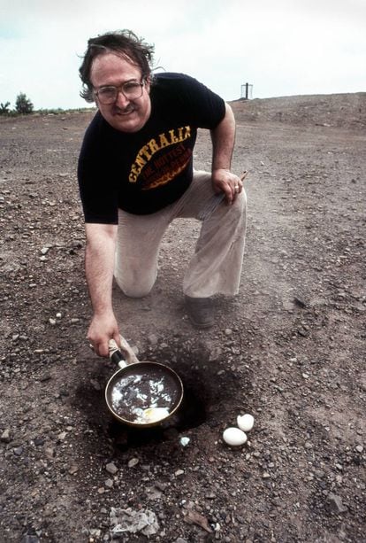 Nesta foto tirada em 1982, um morador de Centralia demonstra como um ovo pode ser frito com o calor intenso que sai do solo.