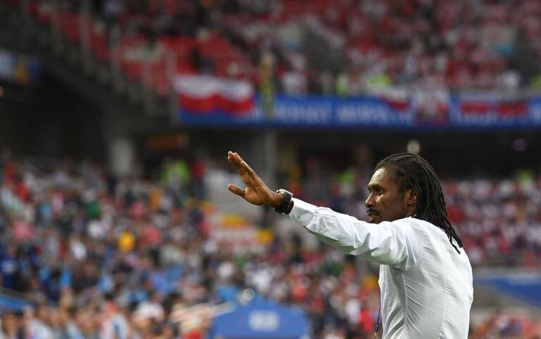 Aliou Cissé dirige o Senegal durante o jogo contra a Polônia em Moscou.