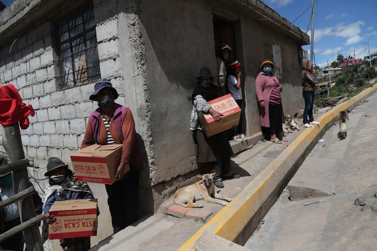 Moradores de Quito, no Equador, retiram cestas básicas entregues pelo Governo durante o confinamento decretado contra a pandemia, em 27 de maio.