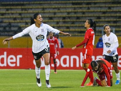 Victoria Albuquerque comemora gol pelo Corinthians contra o América de Cali.