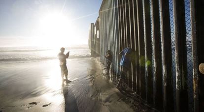 O muro entre o México e os EUA na praia de Tijuana.