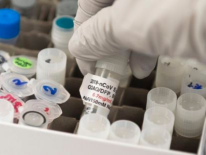 Frasco usado em pesquisas para encontrar uma vacina contra a covid-19 nos laboratórios da Novavax, em Rockville, Maryland (EUA), em março.