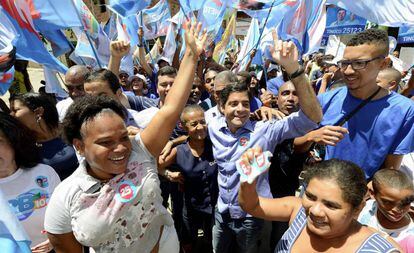 ACM Neto faz campanha pela reeleição em Salvador.