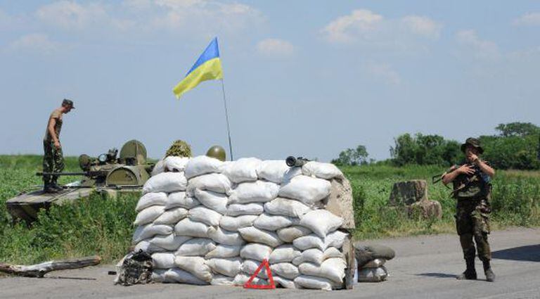 Forças ucranianas em um controle na região separatista de Donetsk.