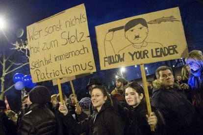 Cartaz na manifestação em Colônia em defesa da diversidade de raças mostra a imagem de Hitler e a frase “sigam seu líder”.