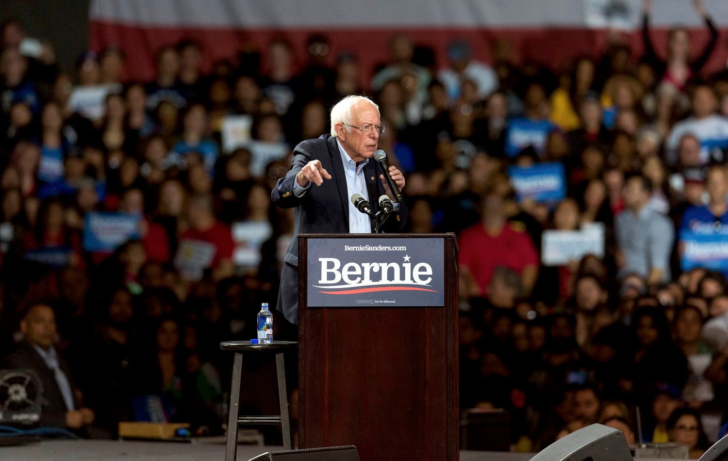 Bernie Sanders durante um comício em Los Angeles.