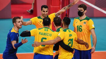 Brasileiros do vôlei comemoram ponto sobre a Tunísia na estreia.