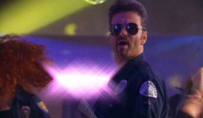 George Michael, vestido de policial, em uma imagem do vídeo 'Outside'.
