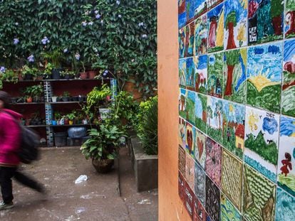 Muro do p&aacute;tio interno da Amorim Lima estampa a arte dos alunos. Crian&ccedil;as tamb&eacute;m s&atilde;o respons&aacute;veis por cuidar das plantas. 