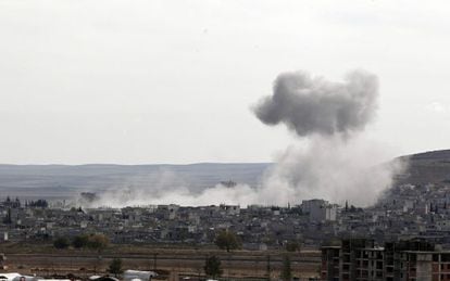Ataque aéreo em novembro produz nuvem de fumaça na localidade síria de Kobane.