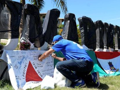 Cada uma das letras do letreiro da cidade foi envolta por um saco preto de lixo e um sinal de cruz em homenagem às vítimas da tragédia. 