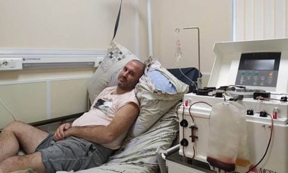 Damien Gerace, paciente de esclerose múltipla, em novembro passado na Clínica Maximov, em Moscou.