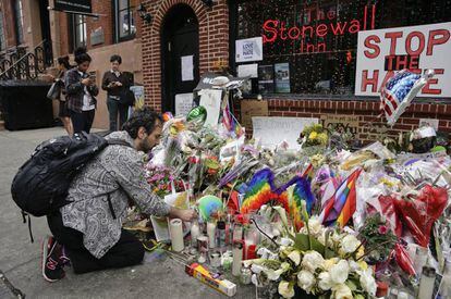 Flores e velas no dia 16 de junho passado, no Stonewall, lembrando o atentado de Orlando