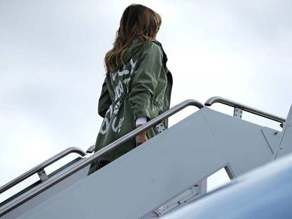 Melania Trump embarca para viajar ao Texas usado um casaco com a frase “eu realmente não me importo, você se importa?”. 