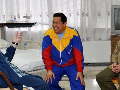 Hugo Chávez, entre Fidel e Raúl Castro, no hospital de Havana.