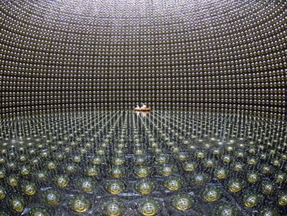 Interior do Kamiokande, o primeiro grande observatório de neutrinos japonês.