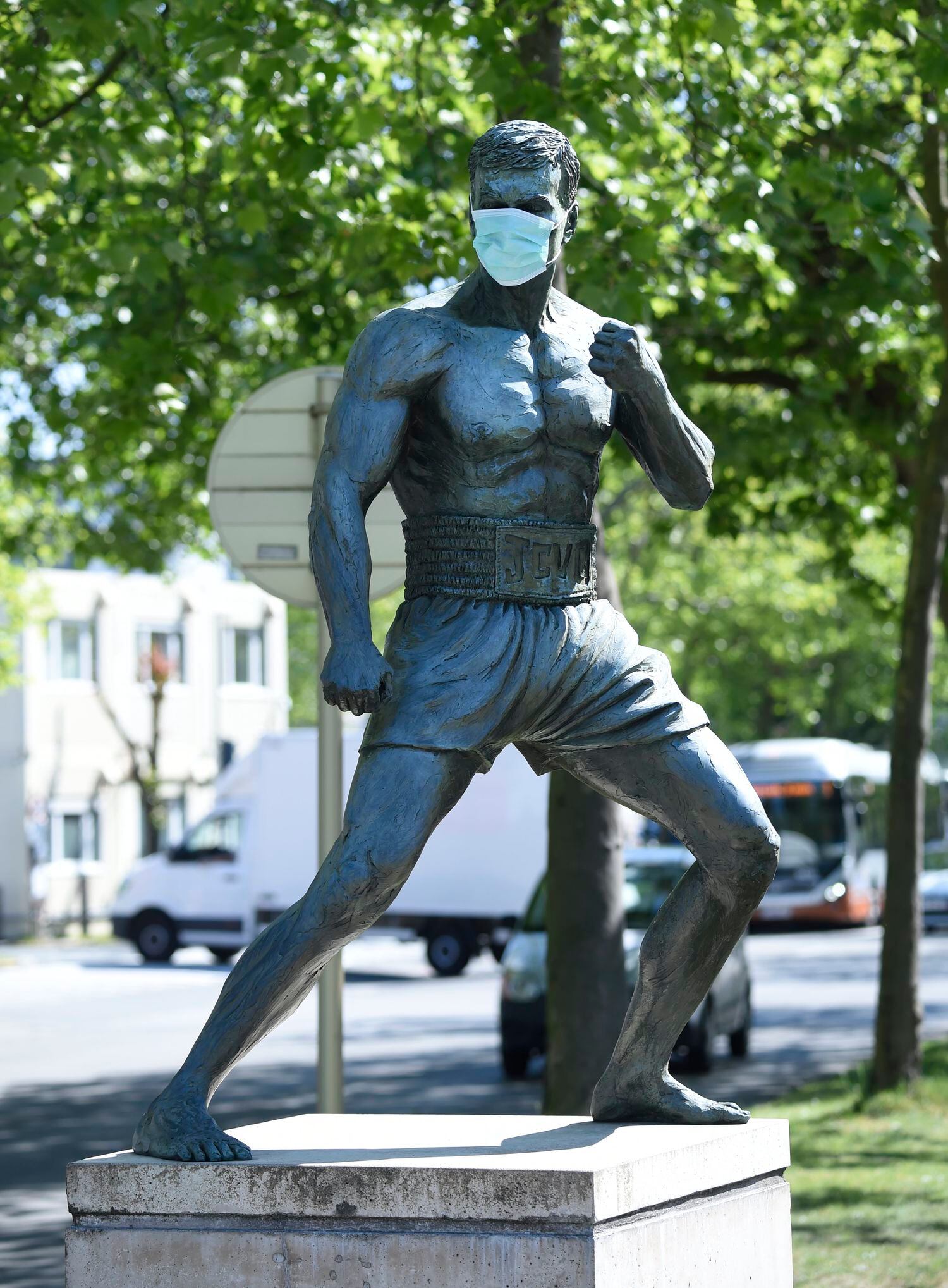 Em maio, a estátua de Van Damme na Bélgica apareceu com uma máscara para alertar sobre a necessidade de seu uso por causa do novo coronavírus.