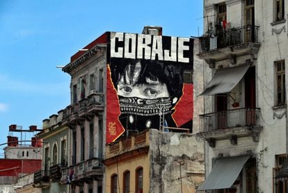 Vista de um grafite com a palavra "coragem", em uma rua de Havana, Cuba, nesta terça-feira, 20 de julho de 2021. 