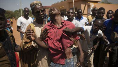 Um manifestante ferido em Ouagadougou, capital de Burkina Faso.