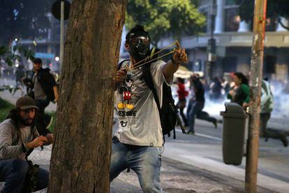 Manifestantes enfrentam a pol&iacute;cia no Rio.