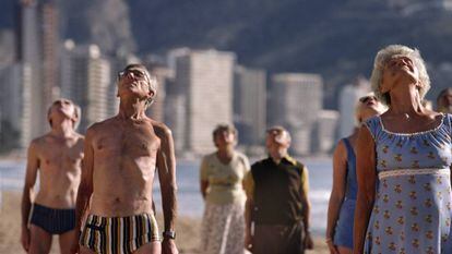Grupo de idosos faz ginástica numa praia de Benidorm, Espanha.