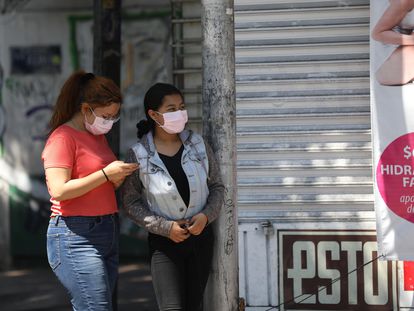 Mulheres se protegem do coronavírus com máscaras, neste sábado, na Cidade do México.