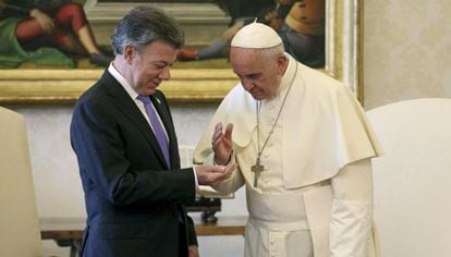 O papa Francisco recebe ao presidente Juan Manuel Santos.