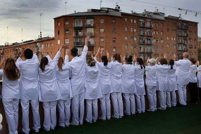 Vizinhança aplaude médicos e enfermeiros locados em hospital de campanha na Espanha.