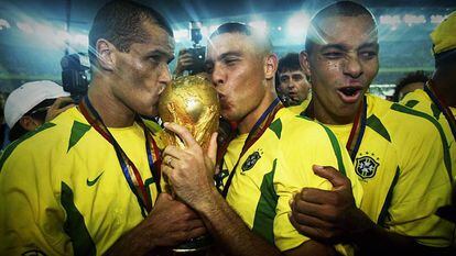 Rivaldo, Ronaldo e Gilberto Silva celebram o Penta.