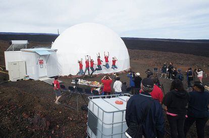 Participantes da simulação de uma viagem a Marte, no Havaí.