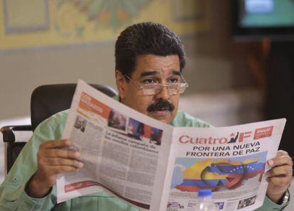 Maduro lê um jornal pró-Governo durante seu programa de TV.