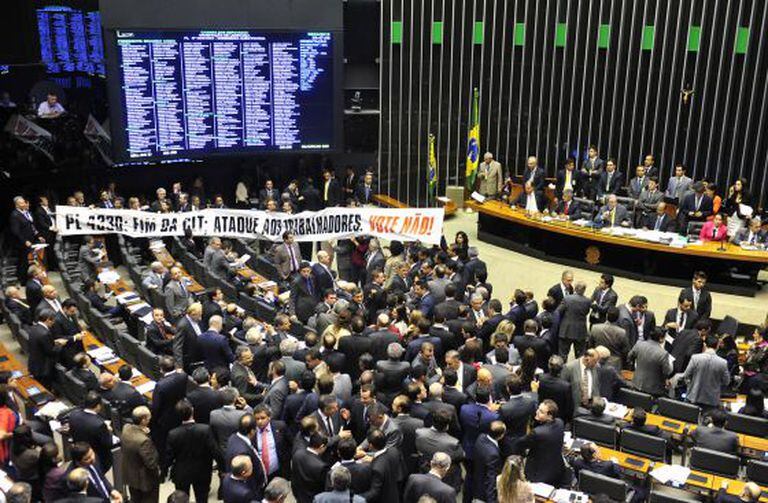 Faixa de protesto contra o projeto no plenário.