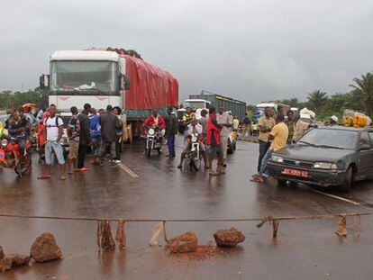 Uma barreira improvisada fecha a fronteira entre Guiné e Serra Leoa na estrada entre Gbalamuya e Pamelab.