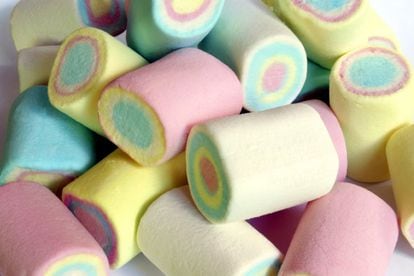 Marshmallow: Um pacote com 100 gramas desses doces contém 333 quilocalorias e 80 gramas de hidratos de carbono, dos quais 68 gramas são açúcares. Segundo as nutricionistas, comer 4 saudáveis e gostosas maçãs, por exemplo, equivale, em calorias, a 100 gramas de doces de marshmallow. “Mas as maçãs fornecem fibras (e, portanto, saciedade), nos obrigam a mastigar (o que irá saciar nossa fome e baixar nosso estresse) e nos fornecem vitaminas e minerais. Os marshmallows, por outro lado, só nos fornecem calorias no formato de açúcares adicionados, que são os que devem ser reduzidos”.