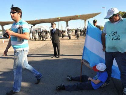 Ambientalistas argentinos e uruguaios se manifestam contra a UPM.