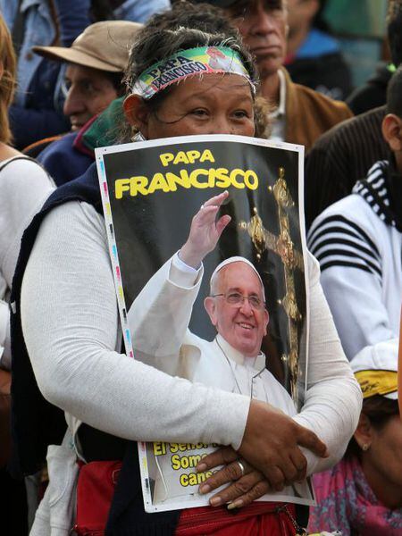 Mulher espera a passagem do Papa em Santa Cruz.