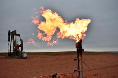Poço petrolífero em Watford City (Dakota do Norte, EUA), em imagem feita em agosto.