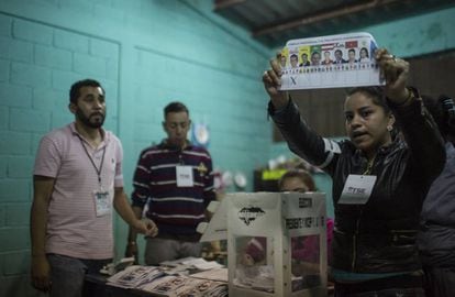 Funcionária mostra uma cédula eleitoral durante a eleição em Honduras.