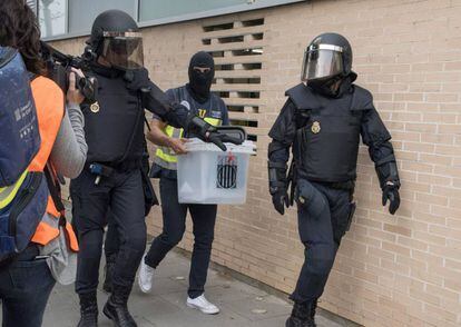 A Policial Nacional confisca urnas durante a jornada eleitoral.