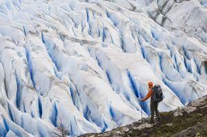 Um andarilho ante o glaciar Grey, no parque nacional Torres do Paine, na Patagonia.
