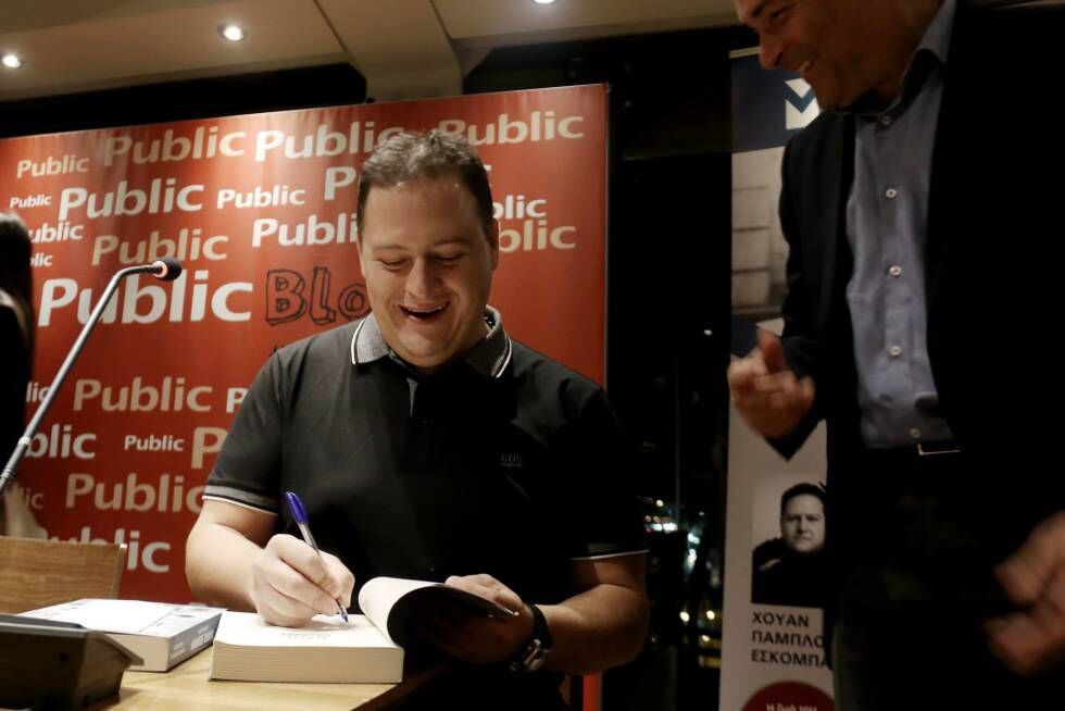 O filho de Pablo Escobar autografa exemplar do livro que escreveu sobre seu pai