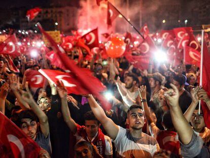 Seguidores de Erdogan demonstram seu apoio na praça Taksim.