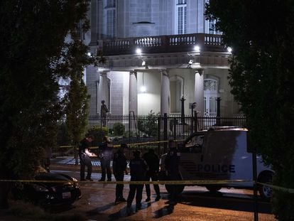 Agentes de polícia, na Embaixada de Cuba em Washington, em 30 de abril. Em vídeo, a escalada de tensão entre os dois países.