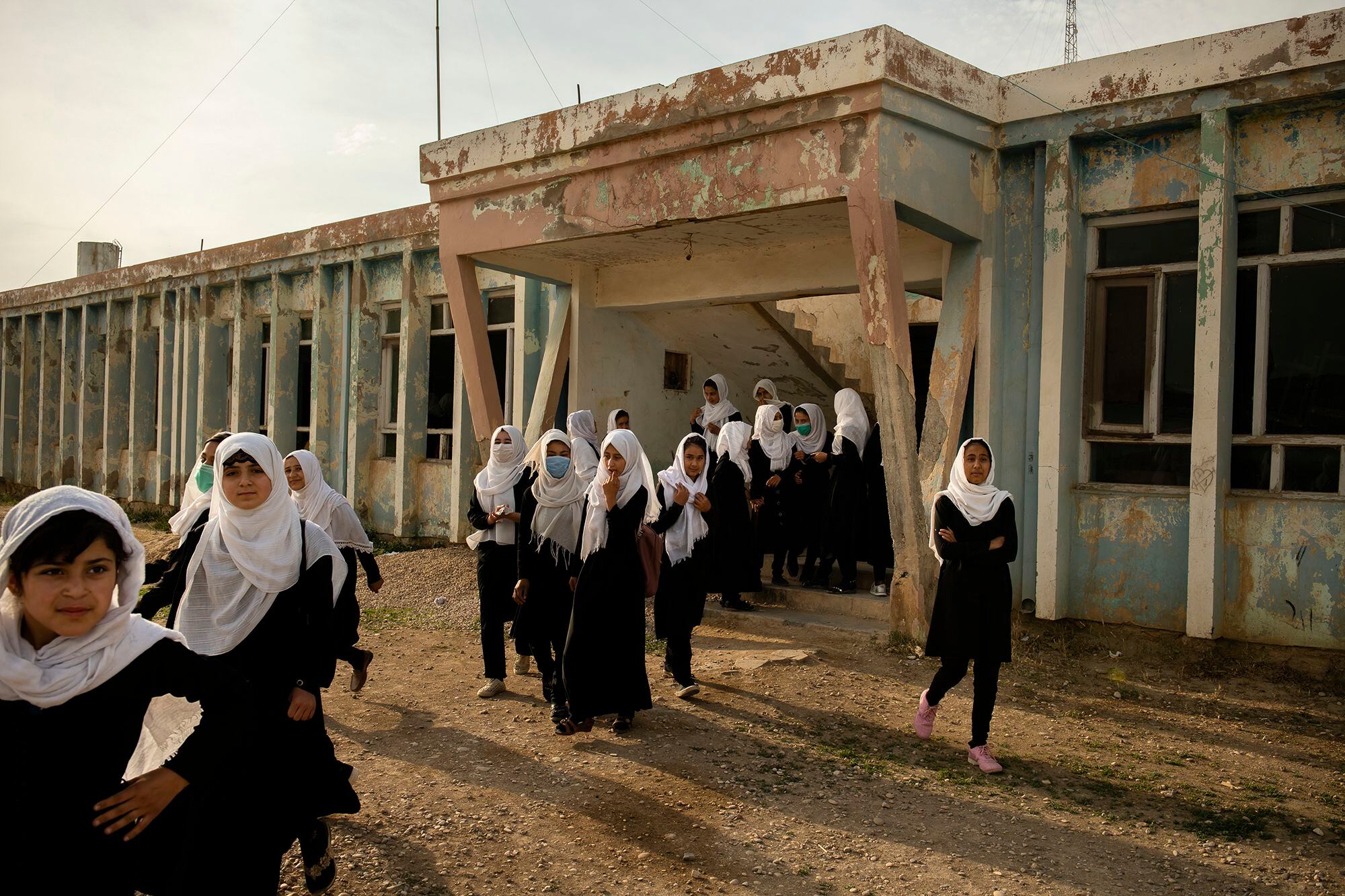 A fotógrafa Kiana Hayeri saiu do Afeganistão rumo a Doha em 15 de agosto, depois de trabalhar durante sete anos no país. Centrada na situação das mulheres e crianças afegãs, ela tirou esta foto em 5 de maio na escola feminina Marshal Dostum, em Sheberghan. A cidade foi tomada pelos talibãs em 6 de agosto. 