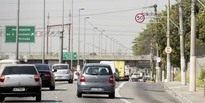 Carros circulam na pista local da Marginal Tietê, ainda com limite de 50 km/h.